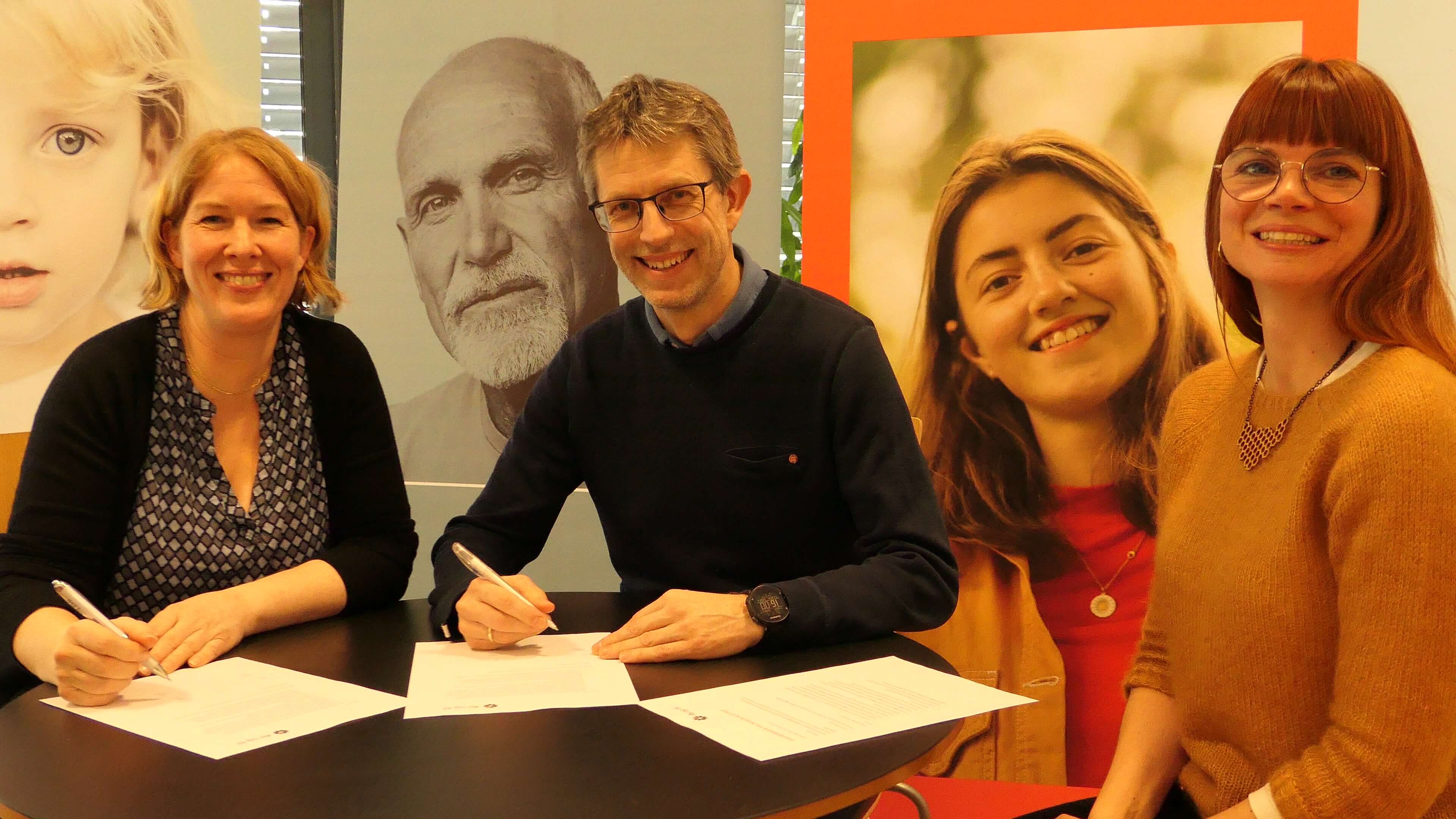 Marte Sletten fra Av-og-til signerer avtale med ordfører Hans-Erik Ringkjøb og koordinator Kristine Akselberg.
