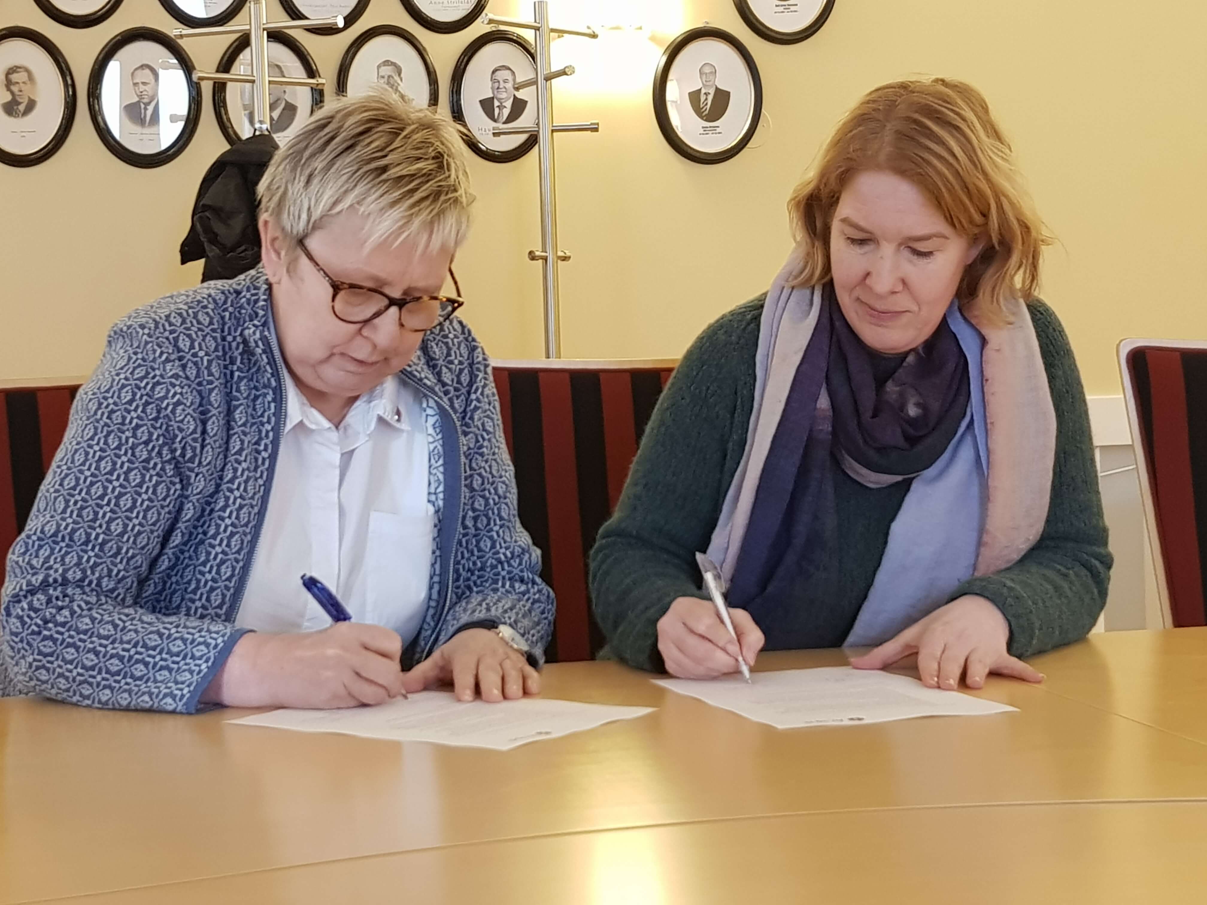 Ordfører i Vadsø Wenche Pedersen signerer samarbeidsavtale med Marte Sletten fra Av-og-til.
