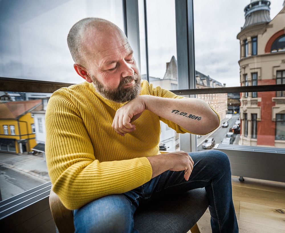 Jan Erik Østreng viser tatoveringen på underarmen med datoen 17.07.2010.