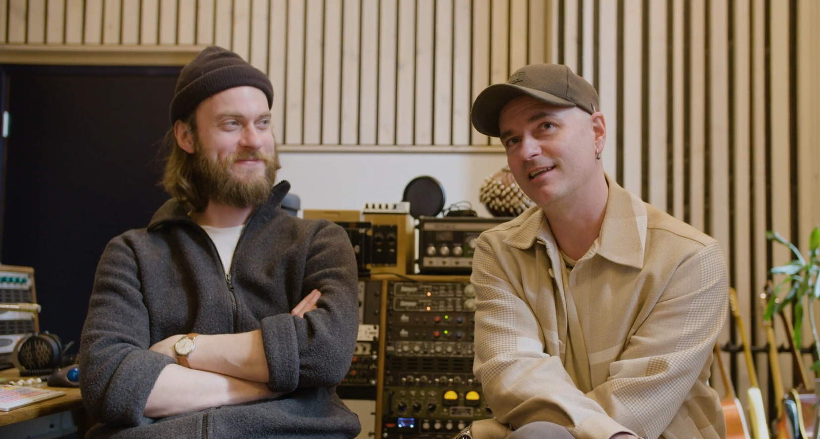 Bilde av Janove Ottesen fra Kaizers og Arthur i studio ifm innspilling av låt til Klar for Sjøen-kampanje.