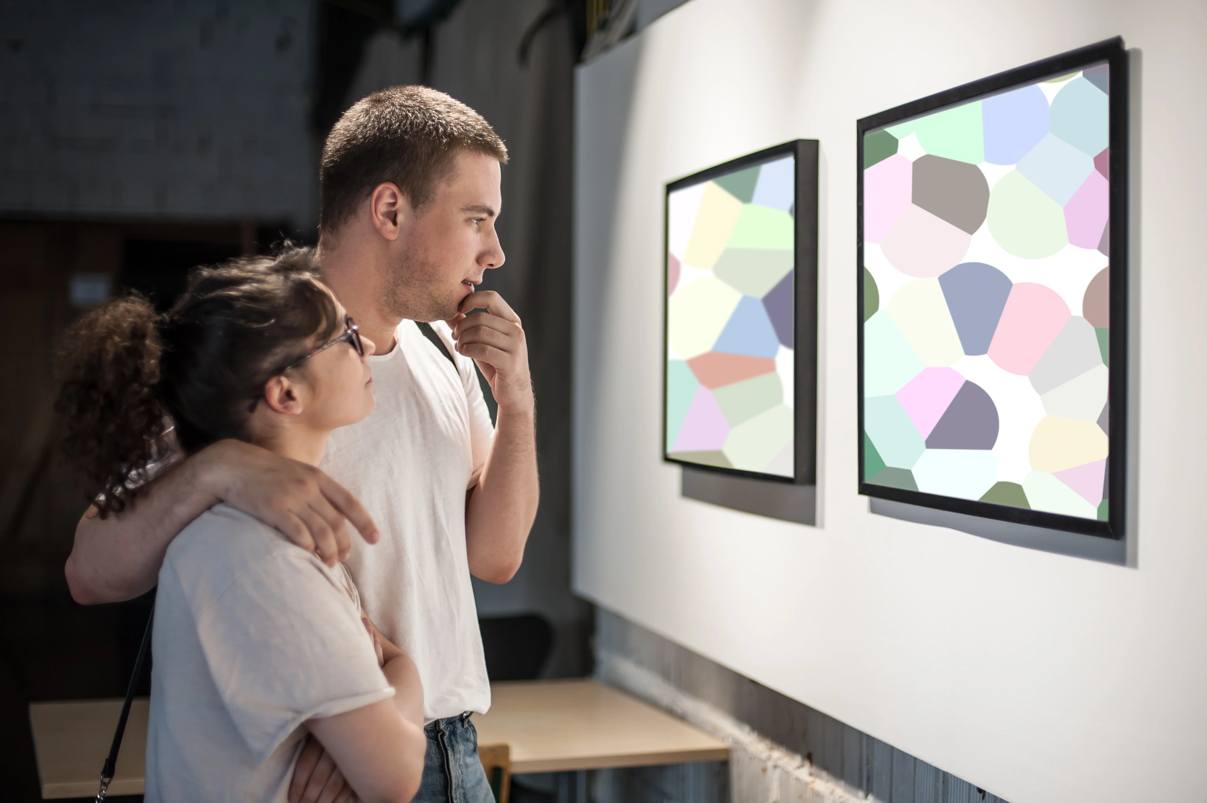 Kvinne og mann står sammen og ser på et kunstverk.