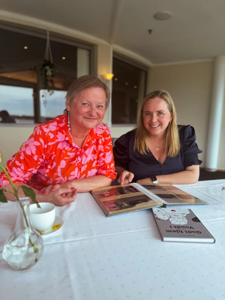 Ingunn Wenche og Elisabeth ser inn i kamera og smiler