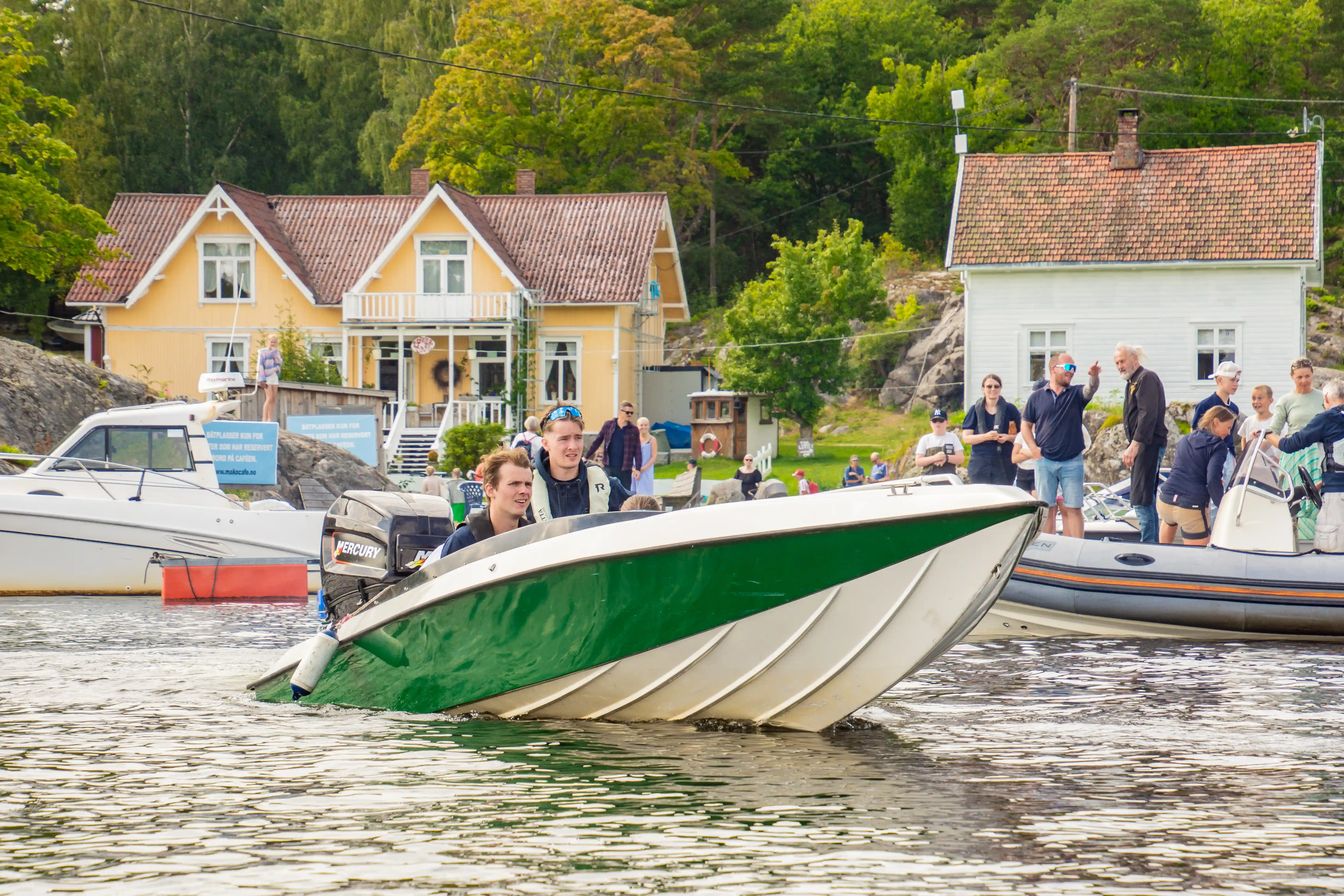 Her forlater grunnlegger Ola Strand Makø Sommercafe etter lunsjstopp. Foto: Vetle Børresen fra Båtens Verden.