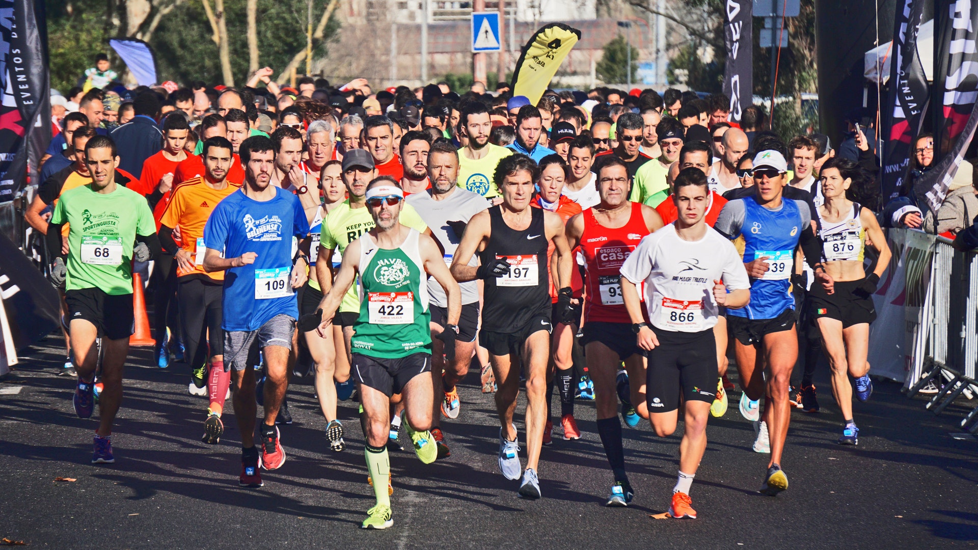 Bilder viser forfra mennesker som løper maraton.