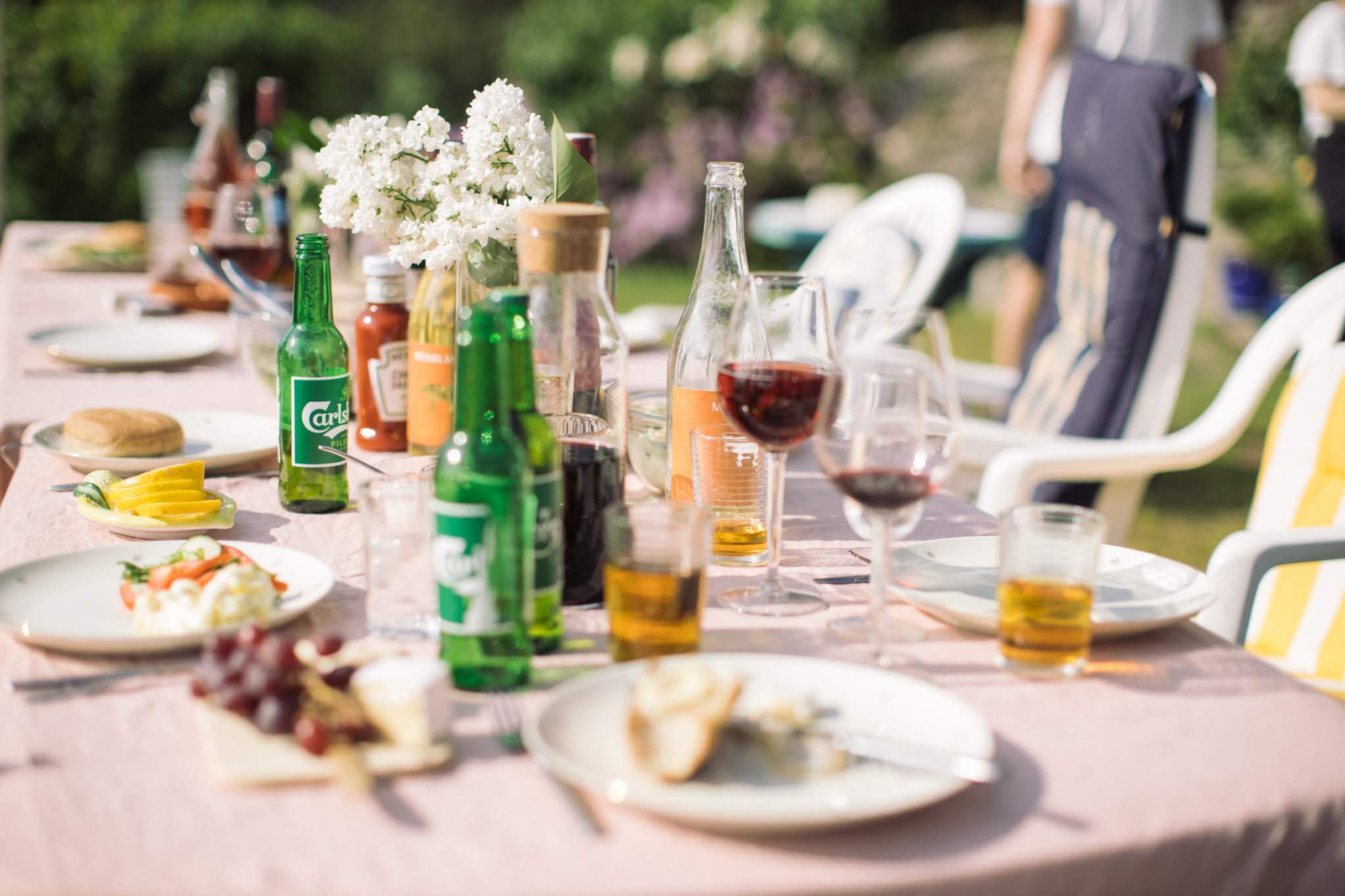 Bilde av et bord fullt av drikkevarer ute i sommervarmen