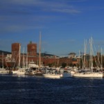 Bilde av båthavna i Oslo, med rådhuset i bakgrunn.