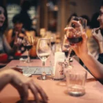Uklart bilde av folk på restaurant som drikker alkohol