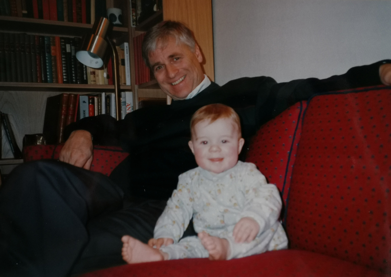 Bilde av Ole Tobias som baby i pysj med bestefar.