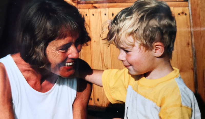 Bilde av Ole Tobias som barn sammen med mormoren sin