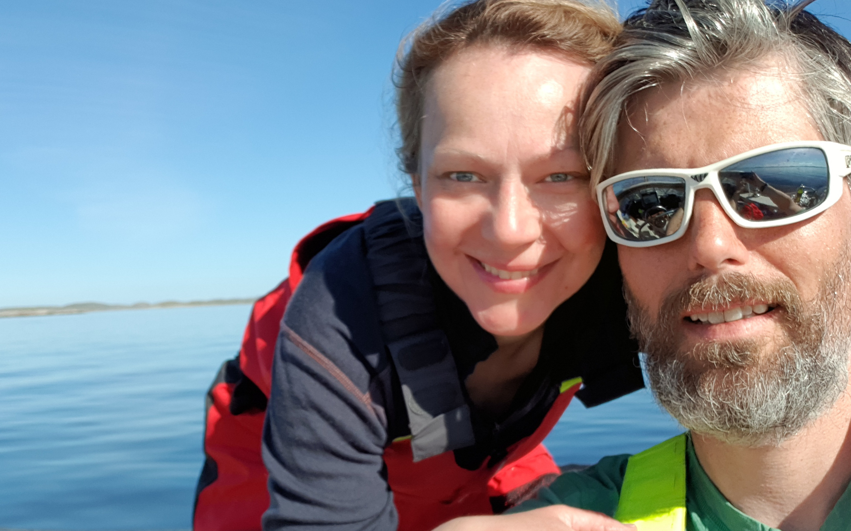 Nærbilde av Håvard Tjora og kona på båtur i Nord Norge, på vei til Karibien