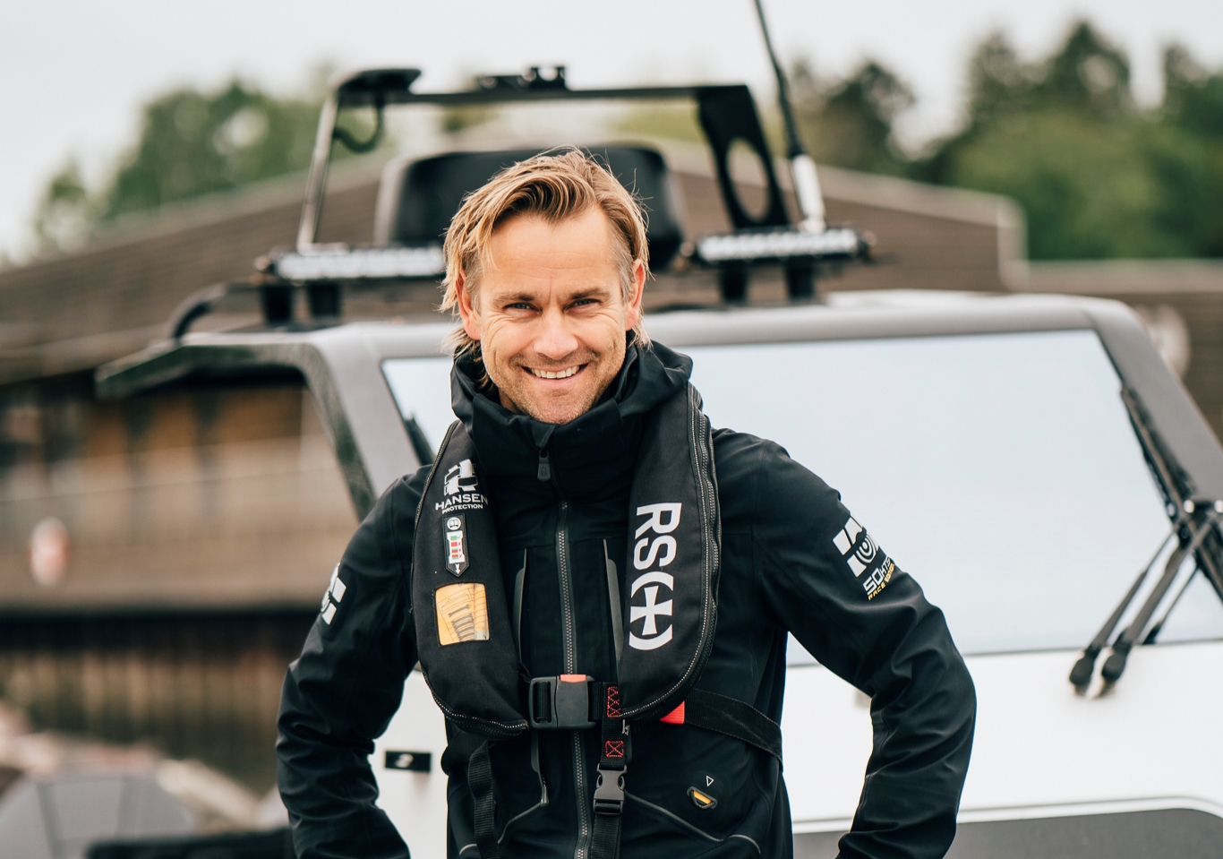 Pål Virik Nilsen står om bord i ribben, med seilerjakke og redningsvest