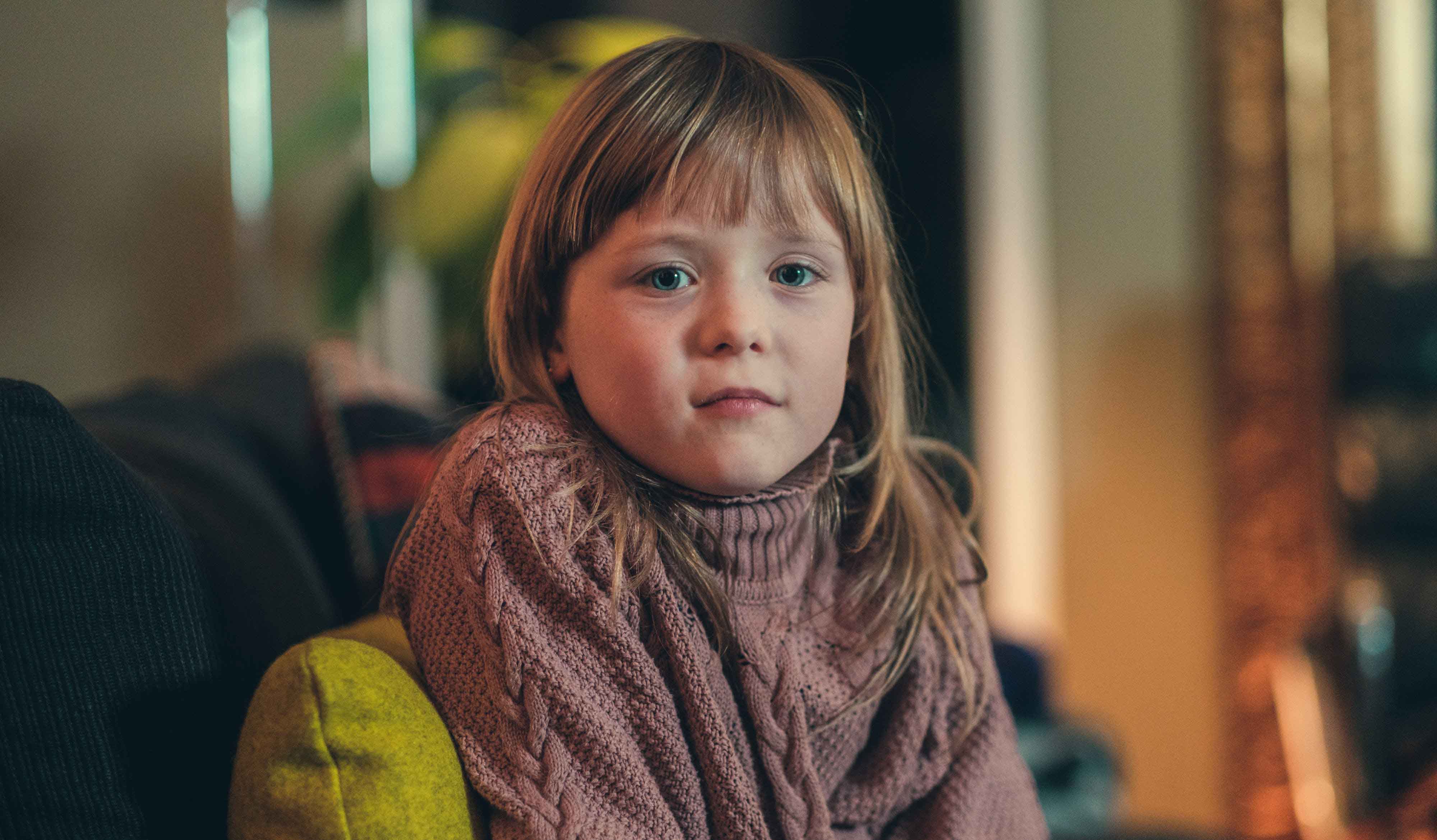 Portrettbilde av liten jente som ser skeptisk inn i kamera.