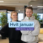 Bilde av Emilie og Gard som står oppstilt foran kamera med teksten Hvit januar - i front