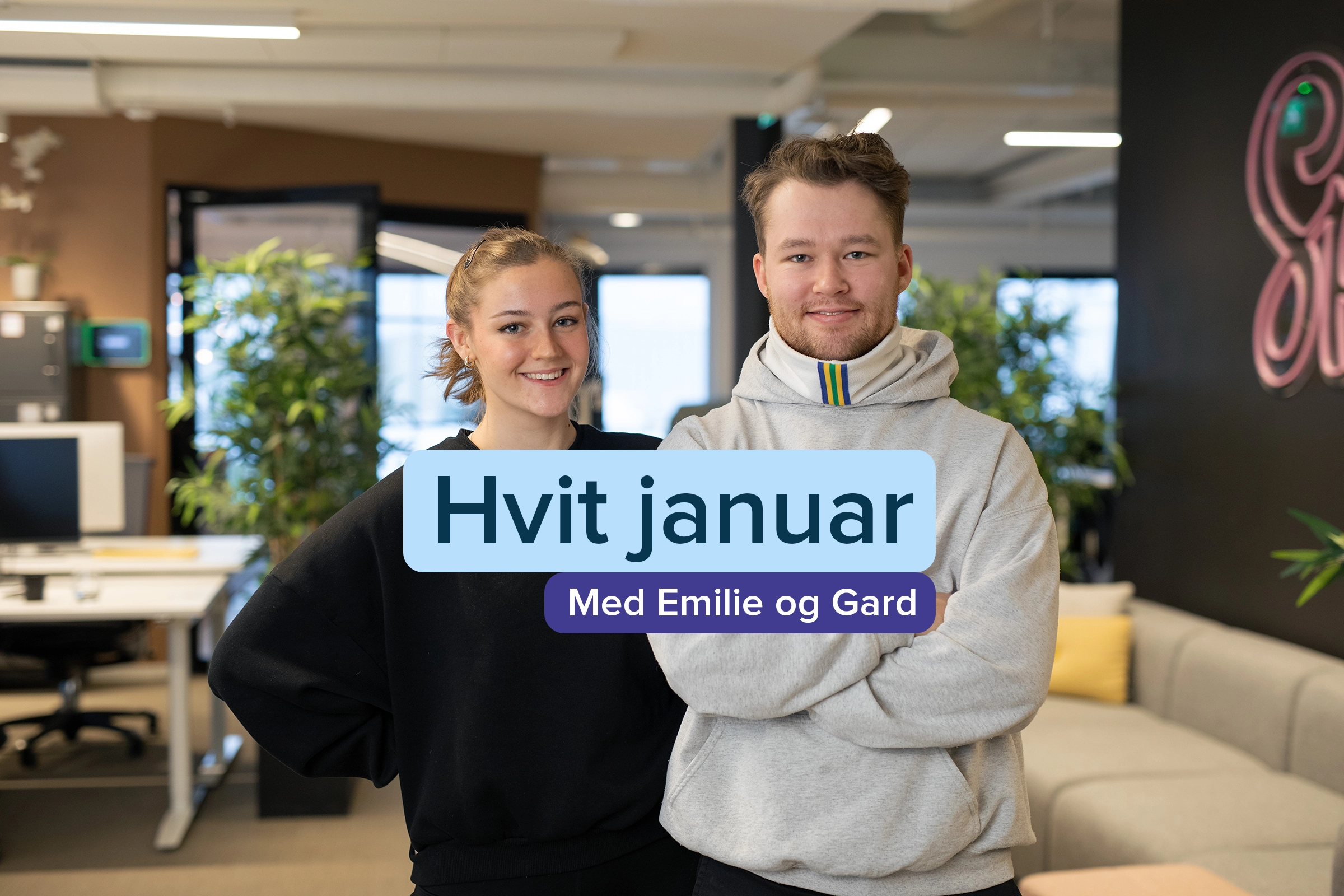 Bilde av Emilie og Gard som står oppstilt foran kamera med teksten Hvit januar - i front
