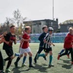 Barn løper på fotballbanen under trening