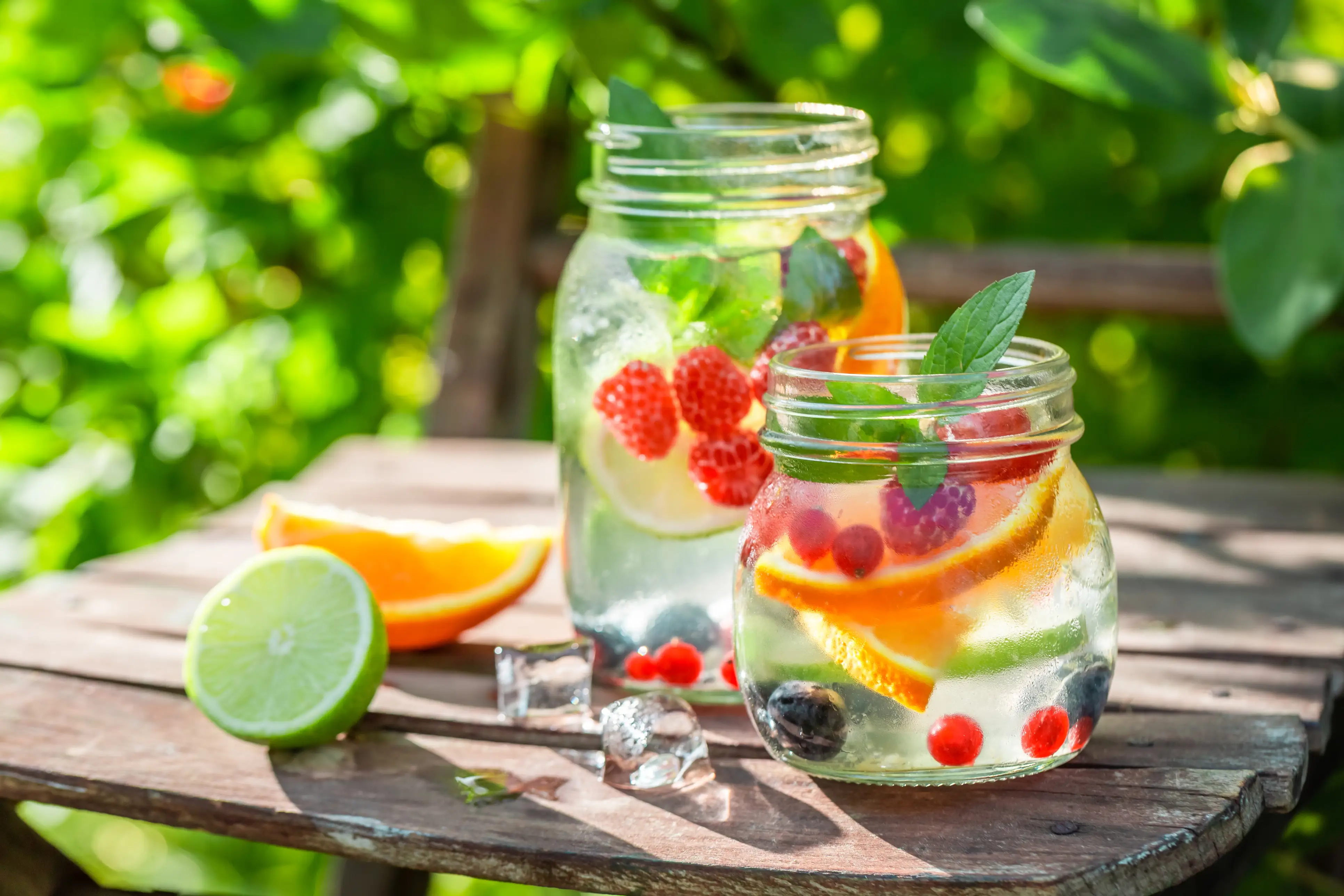 Bilde av fristende glasskrukker med vann og frukt