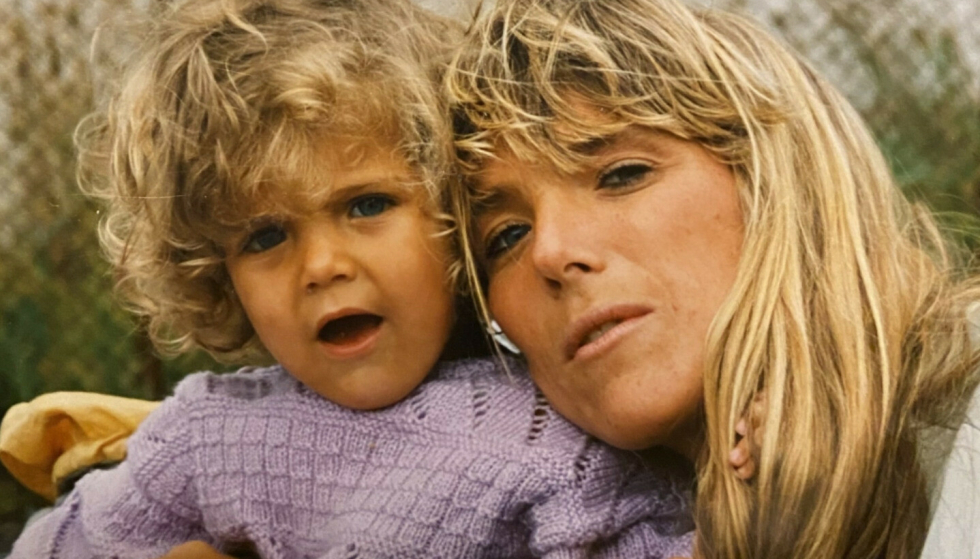 Bilde av unge Trude vasstrand med datter jørgine som lite barn.
