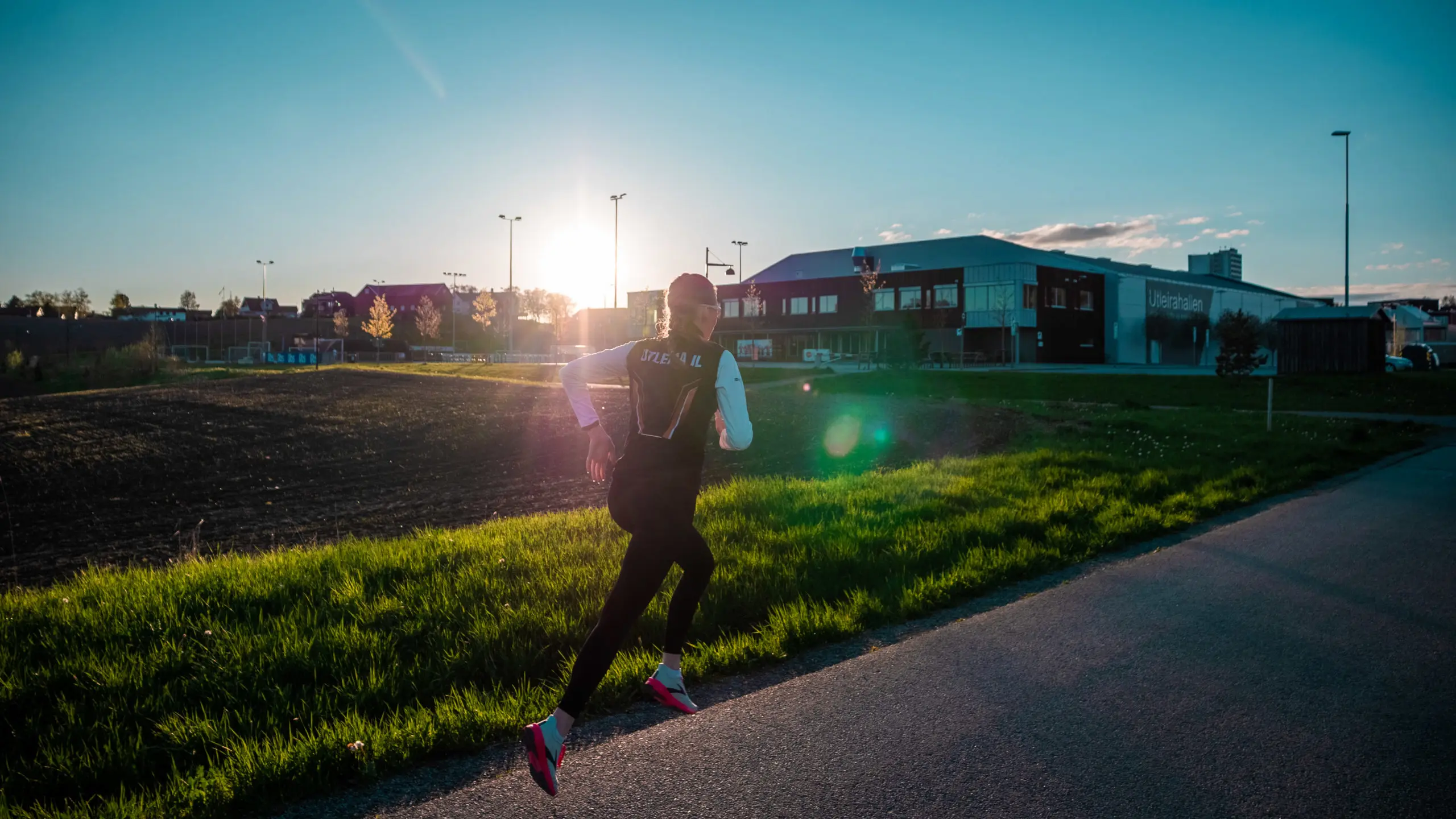 Kvinne fra Utleira IL løper med soloppgang i bakgrunnen