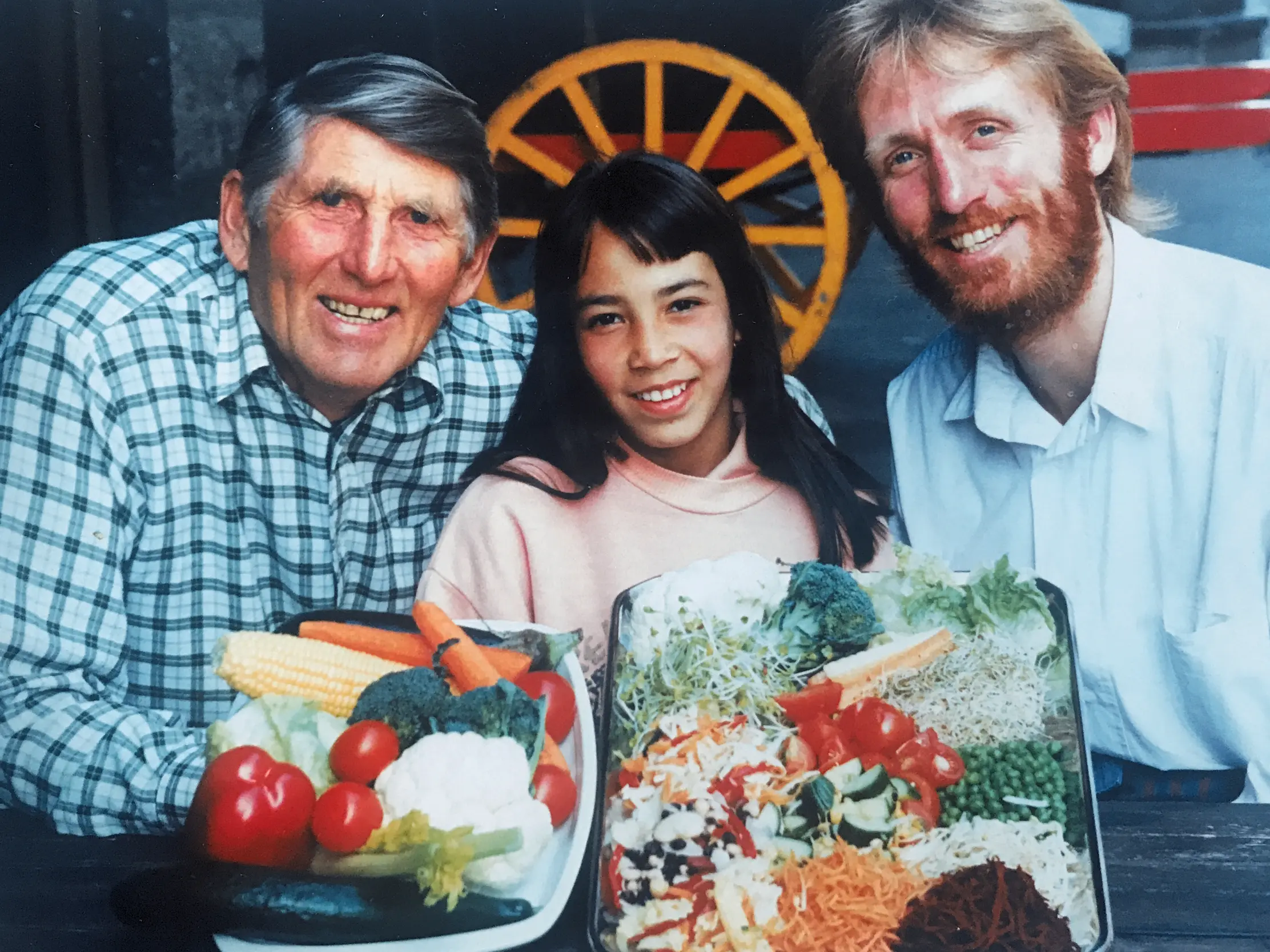 Bilde av ernst, jasmin og hans sønn are som holder grønnsaker.
