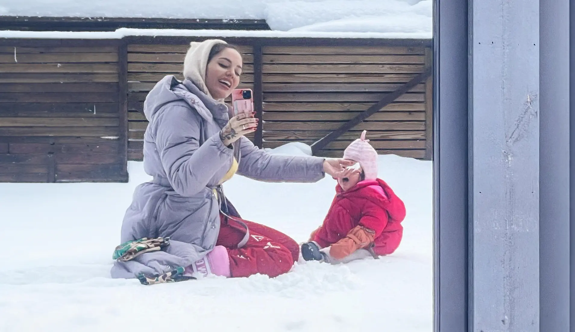Triana leker med barn i snøen.